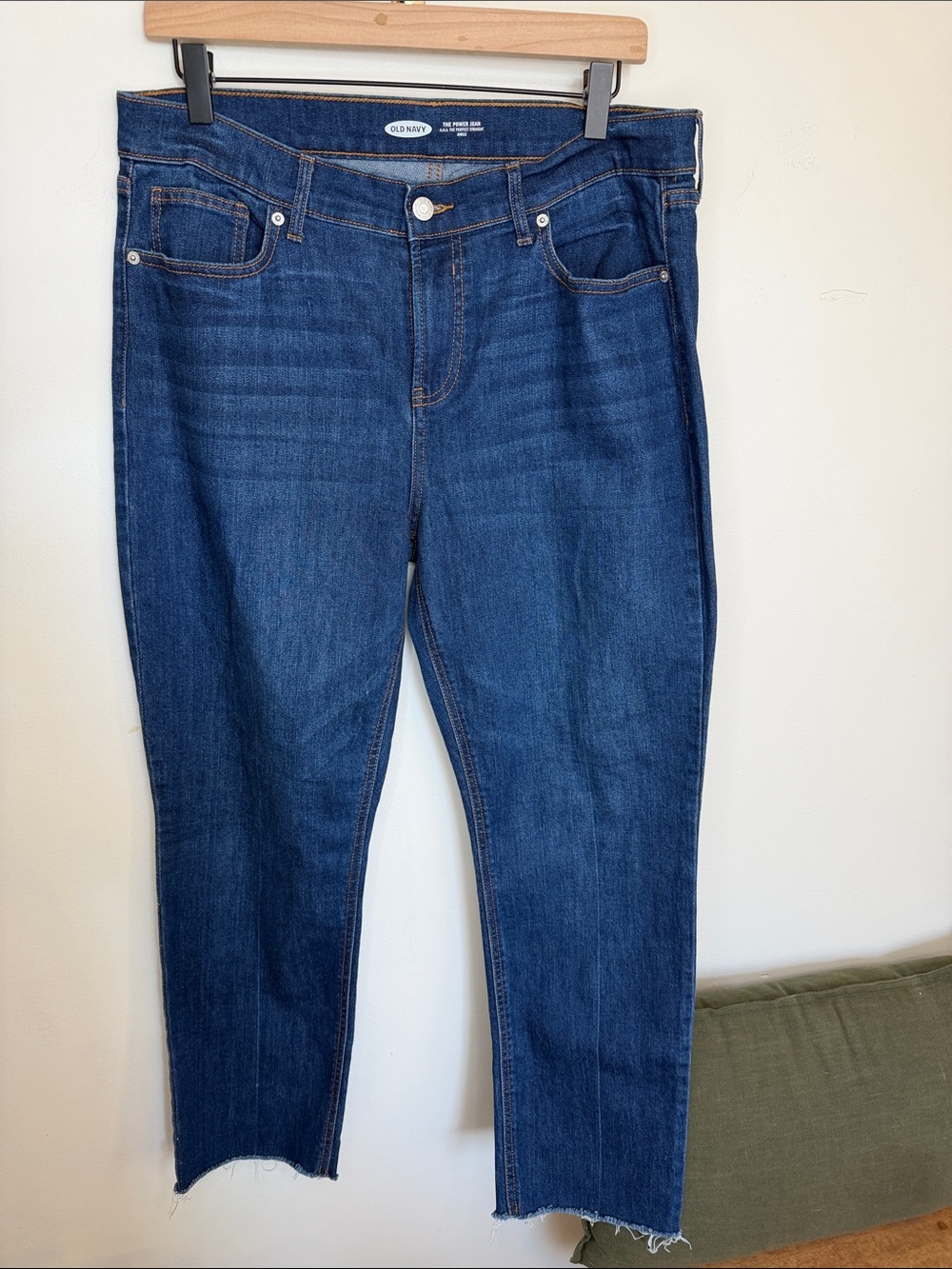 Old Navy Women's Dark Blue Cropped ankle Jean size 12
